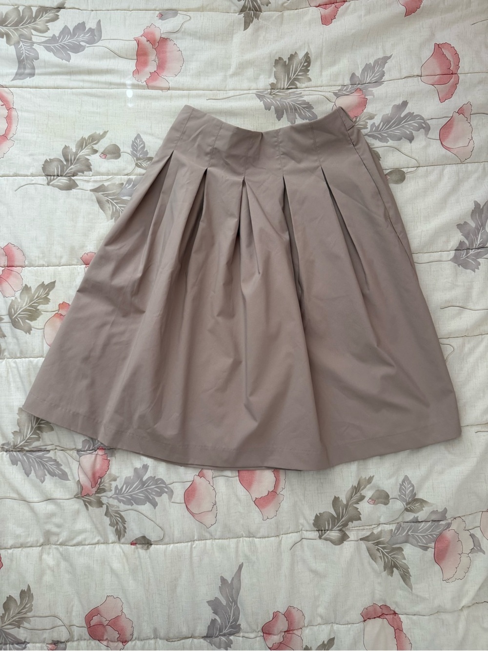 Uniqlo Pleated A-Line Skirt in Taupe Grey